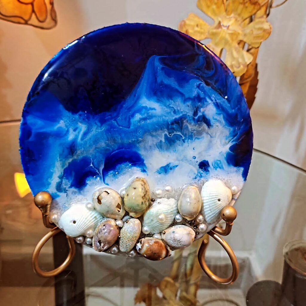 Resin Art Products (Clocks, Trays, Decoration Pieces)